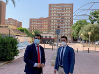 (1/2) El consejero de Fomento e Infraestructuras, José Ramón Díez de Revenga, y el director de Vivienda, José Francisco Lajara, tras la presentación del balance del programa europeo de erradicación del chabolismo en la Región de Murcia.