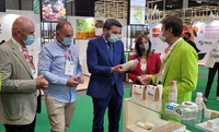 El consejero Antonio Luengo, durante su vista al expositor de la Región de Murcia en la Organic Food Iberia