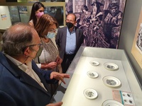 La consejera de Educación y Cultura visita la exposición de lozas cartageneras en el Museo Arqueológico