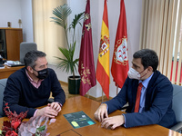 El consejero de Fomento e Infraestructuras, José Ramón Díez de Revenga, y el alcalde de Alcantarilla, Joaquín Buendía, durante una reunión sobre el transporte público