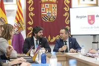 El presidente López Miras y el alcalde de Abanilla, durante la reunión del Consejo de Gobierno