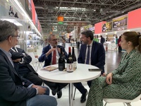 El consejero Antonio Luengo durante el encuentro de trabajo con el Embajador Español en Alemania, Ricardo Martínez en la Feria ProWein de Dusseld...