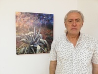 El pintor Rafael Terrés, junto a una de las obras que podrá contemplarse en la exposición de Ulea