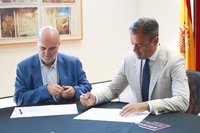 El consejero de Presidencia, Turismo, Cultura y Deportes, Marcos Ortuño, y Fernando de la Cierva, nieto del inventor, firman el acuerdo de cesión de los documentos