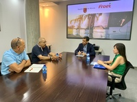 El director del departamento de Viajeros de Froet, Antonio Torres; el presidente de la Asociación de Empresas de Transporte Discrecional de Viajeros...