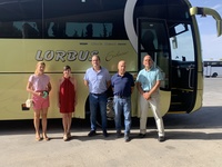 La directora de Movilidad, Marina Munuera, junto con Antonio Torres, de Federación Regional de Organizaciones y Empresas de Transporte de Murcia,...