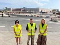 La directora de Carreteras, María Casajús, y el alcalde de Abanilla, José Antonio Blasco, durante la visita a las obras de la nueva rotonda de acceso...