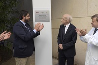 El presidente López Miras ha descubierto un monolito con la inscripción de 'Instituto Murciano de Investigación Biosanitaria Pascual Parrilla'
