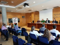 El director general, durante la reunión que mantuvo hoy con representantes de las organizaciones agrarias y federación de cooperativas.