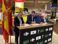El consejero Antonio Luengo, durante la firma del convenio de colaboración para la promoción de productos ecológicos regionales.