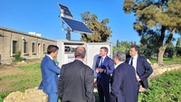 El consejero Antonio Luengo, durante la visita realizada a una finca experimental en la que se aplica un sistema para el control de nitratos.