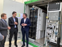 El consejero Antonio Luengo, durante su visita a la empresa ACOM-Agrocomponentes.