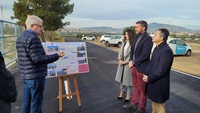 El consejero Antonio Luengo y el alcalde de Lorquí, Joaquín Hernández, durante la visita a uno de los caminos reparados.