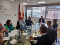El consejero Antonio Luengo, durante su encuentro con representantes del sector de la apicultura en la Región de Murcia.