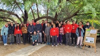 El consejero y los miembros de Fundown, durante la visita de hoy al Arboretum.