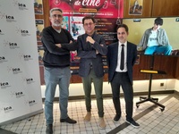 De izquierda a derecha, Pepe Cuesta, técnico de la Filmoteca, el director general del ICA, Manuel Cebrián, y el coordinador de la Filmoteca, Ángel Cruz, en la presentación de la programación.