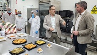 El consejero Antonio Luengo, durante su visita a la empresa Doscadesa, especializada en especias, condimentos y derivados.
