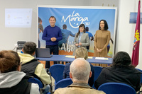 La directora general de Movilidad y Litoral, Marina Munuera, y la concejal de Educación, Empleo y Empresa del Ayuntamiento de Cartagena,  durante la entrega de diplomas del curso 'Auxiliar de cocina' incluido en el plan formativo de 'La Manga 365' (1)