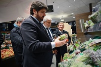 López Miras, durante su visita a un supermercado de Berlín para comprobar la mayoritaria presencia de productos hortofrutícolas de la Región de M...