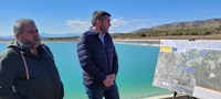 El consejero Antonio Luengo, durante su visita a las obras de aprovechamiento de aguas regeneradas que subvenciona el Gobierno regional.