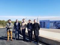 El consejero Antonio Luengo y el alcalde de San Javier, José Miguel Luengo, en el camino que bordea al aeródromo de San Javier