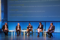 El director gerente de Esamur, Ignacio Díaz (d), durante su participación en una de las mesas redondas de la jornada de hoy.