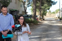 El director general del Agua, José Sandoval, y la alcaldesa de Yecla, Remedios Lajara, durante la visita al camino rural del Paraje de la Bronqui...