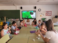 La consejera en funciones, Conchita Ruiz, visita la escuela vacacional inclusiva del centro de atención especializada a menores con autismo 'Crece con Dabadá'