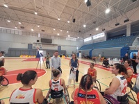 La consejera en funciones, Conchita Ruiz Caballero, visita a las jugadoras de la selección española femenina de baloncesto en silla de ruedas concentradas en Murcia