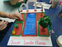 Uno de los talleres infantiles organizados en el Museo Santa Clara consiste en construir a pequeña escala un palacio andalusí.