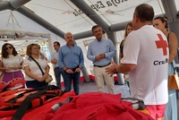 El consejero en funciones de Medio Ambiente, Mar Menor, Universidades e Investigación, Juan María Vázquez, visita la embarcación de la Cruz Roja Española, organización con la que colabora la Comunidad Autónoma en actuaciones de salvamento marítimo