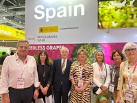 La directora general, Remedios García y el cónsul de España en Hong Kong, Miguel Aguirre, durante su recorrido por los expositores de la Región.