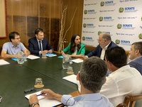 La consejera de Agua, Agricultura, Ganadería y Pesca, Sara Rubira, durante su encuentro de trabajo con el presidente del Sindicato Central de Regantes...
