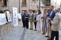 La consejera de Turismo y Cultura, Carmen Conesa (4d), y autoridades presentes en la presentación de la exposición sobre el Camino de la Vera Cruz.