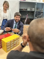 López Miras, durante su visita a la Unidad de Rehabilitación del Centro de Salud de Cartagena (2)