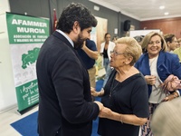 López Miras saluda a una de las participantes en la jornada para celebrar el Día Internacional de las Mujeres Rurales