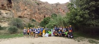 Voluntarios participantes en la actividad de limpieza del cauce del río Segura, a la altura del Cañón de Almadenes, en la pasada edición.