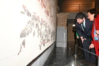 López Miras y la directora del Teatro Romano de Cartagena, Elena Ruiz Valderas, visitan el mural con las piezas recuperadas del pórtico (2)