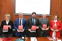 López Miras señala como "lectura obligada" la obra que analiza las cuatro décadas de transformación de la Región de Murcia