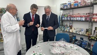 El consejero de Economía, Hacienda y Empresa, Luis Alberto Marín, visita la empresa Caramelos Cerdán, que recupera este año la fabricación de dulces...
