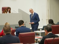 El consejero de Educación y Formación Profesional, Víctor Marín, compareció hoy en la Asamblea Regional y habló sobre la mejora de las condiciones laborales de los docentes