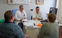 Dos facultativos y un enfermero especialistas en Geriatría valoran a los pacientes mayores para conocer los factores que pueden influir en las ca...