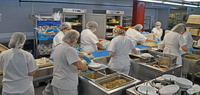 Los servicios de cocina de los hospitales del SMS elaboran unos 2.500 menús cada día