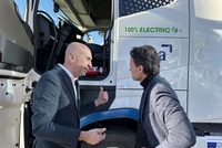 El consejero de Fomento e Infraestructuras, Jorge García Montoro, durante su visita a la empresa Disfrimur (2).
