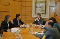 El consejero de Fomento e Infraestructuras, Jorge García Montoro, la alcaldesa de Cartagena, Noelia Arroyo, y el secretario de Estado de Transportes, José Antonio Santano, durante la reunión mantenida hoy