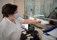 Salud recomienda el uso de la mascarilla en centros sanitarios.