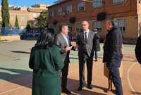 El consejero de Educación y Formación Profesional, Víctor Marín, anuncia en el IES Salzillo (Alcantarilla) las obras de rehabilitación energética del centro