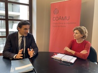 El consejero de Fomento e Infraestructuras, Jorge Garcia Montoro, y la decana-presidenta del Colegio Oficial de Arquitectos de la Región de Murcia (COAMU), María José Peñalver Sánchez, durante la reunión sobre el nuevo modelo de 'vivienda asequible' que impulsa el Ejecutivo regional