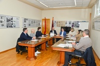 El director del Info, Joaquín Gómez, durante la reunión mantenida hoy con miembros de la asociación Arema.