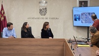 La consejera Sara Rubira junto a la alcaldesa de Fortuna, Catalina Herrero, observando el nuevo sistema de teledetección de fugas de agua instalado...